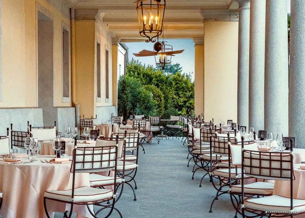 Il Portico restaurant beneath the columns