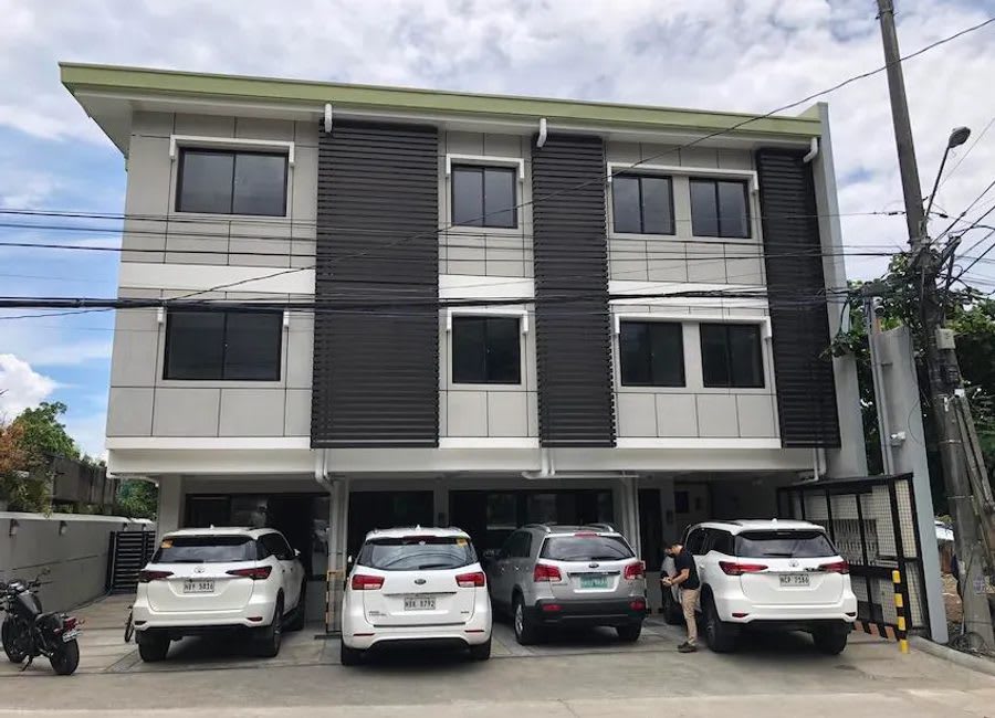 Apartment Building for Sale in The Fort, BGC, Taguig City (photo 1 of 3)