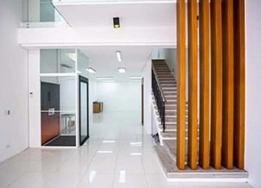 4-Storey Commercial Building for Sale in Quezon City Area (photo 1 of 2)