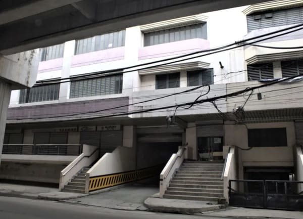 4-Storey Building for Sale on G. Araneta Ave., Quezon City (photo 1 of 3)
