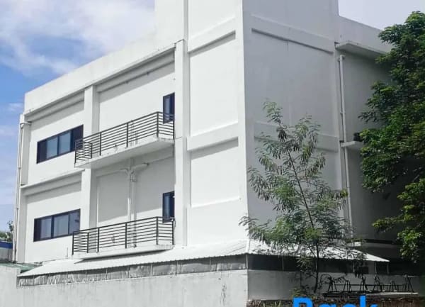 Industrial and commercial facility in the southern Metro Manila corridor