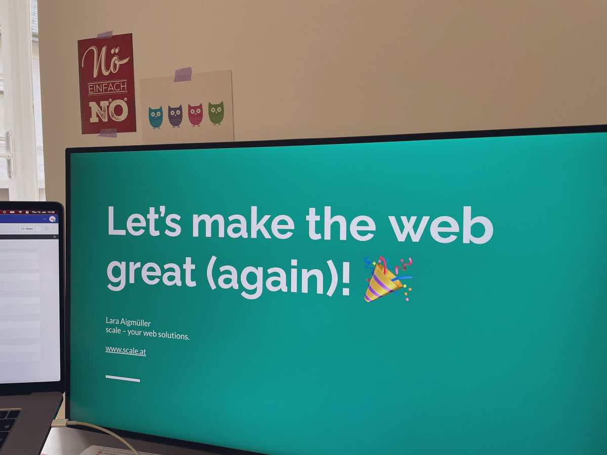 A photo of the last slide of my presentation that says “Let’s make the web great (again)!”