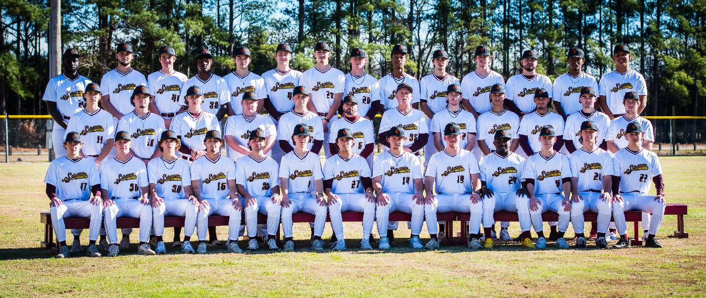 A group of baseball players posing for a photo

Description automatically generated