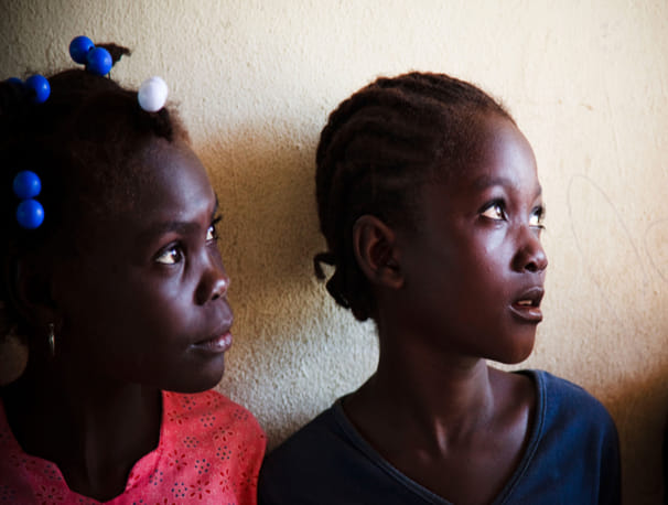 Haiti Medishare: Girls waiting