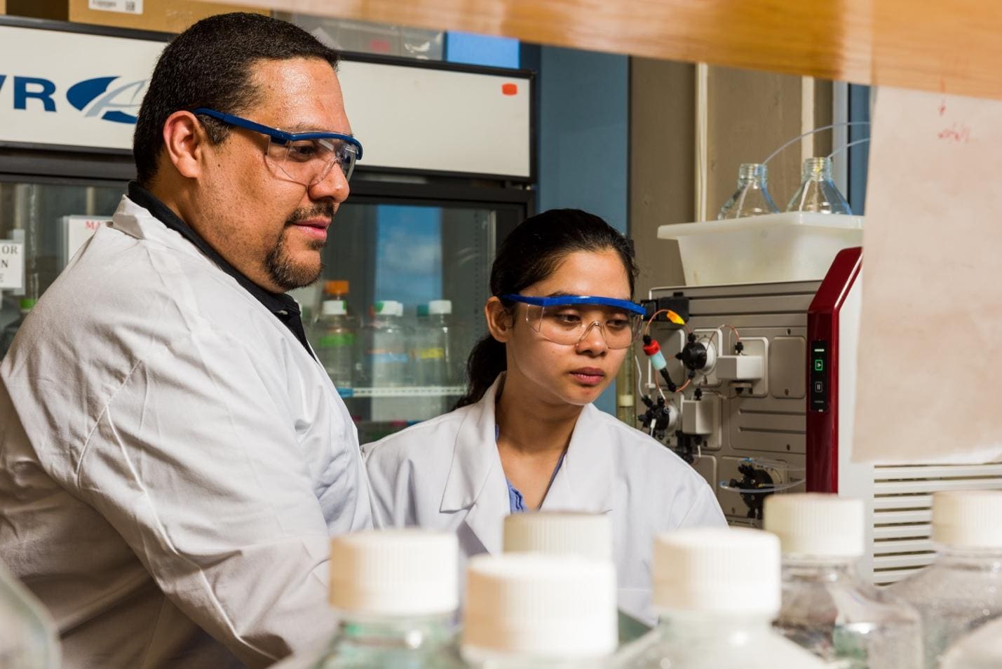 Two people in a lab

Description automatically generated with low confidence