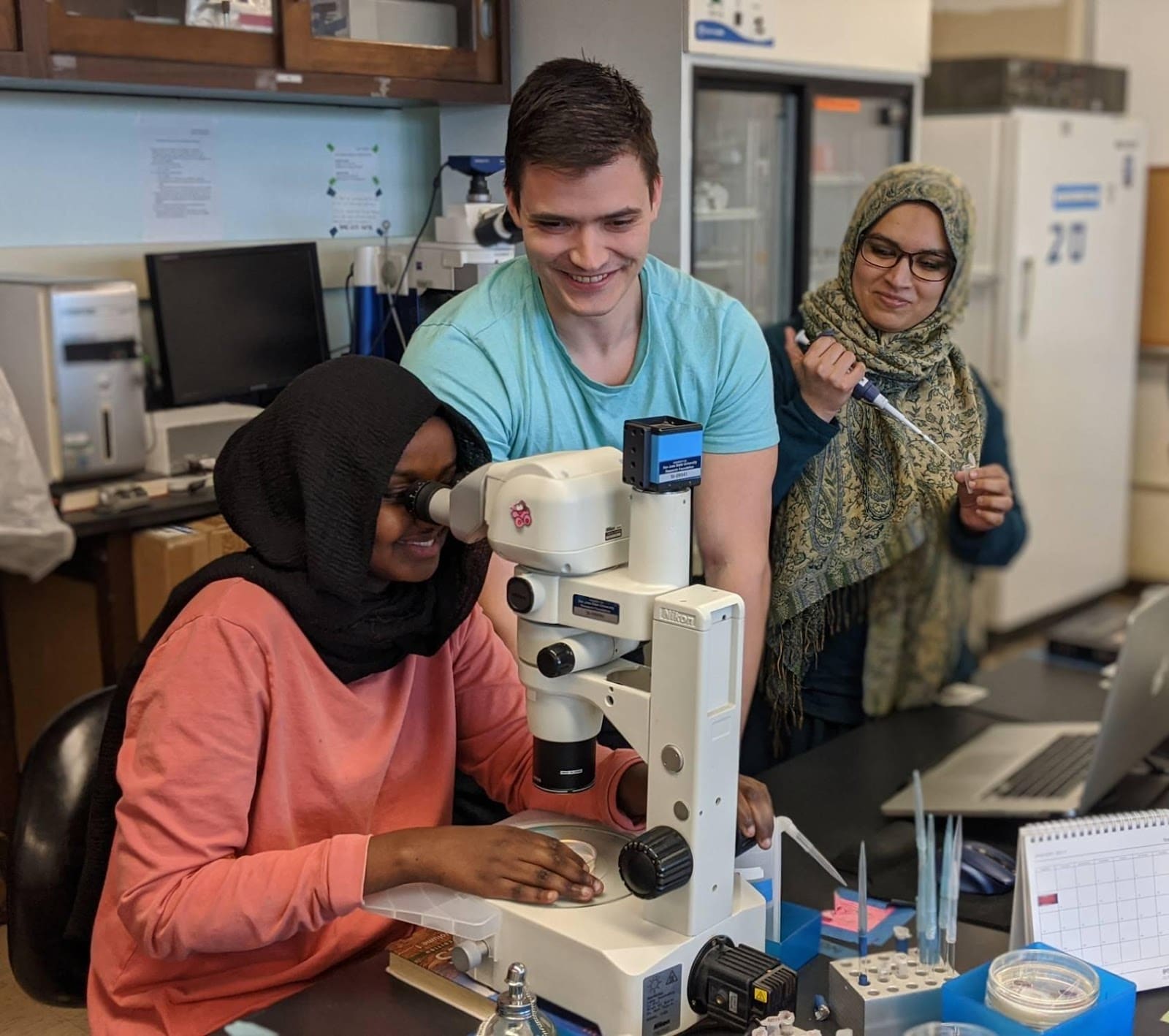 A group of people in a lab

Description automatically generated with low confidence