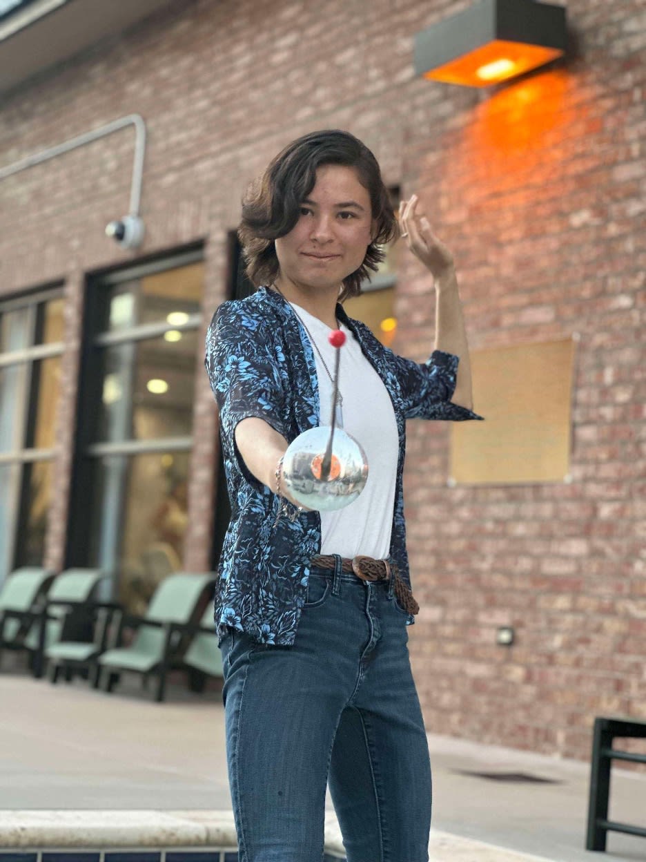 Member in en garde with foil