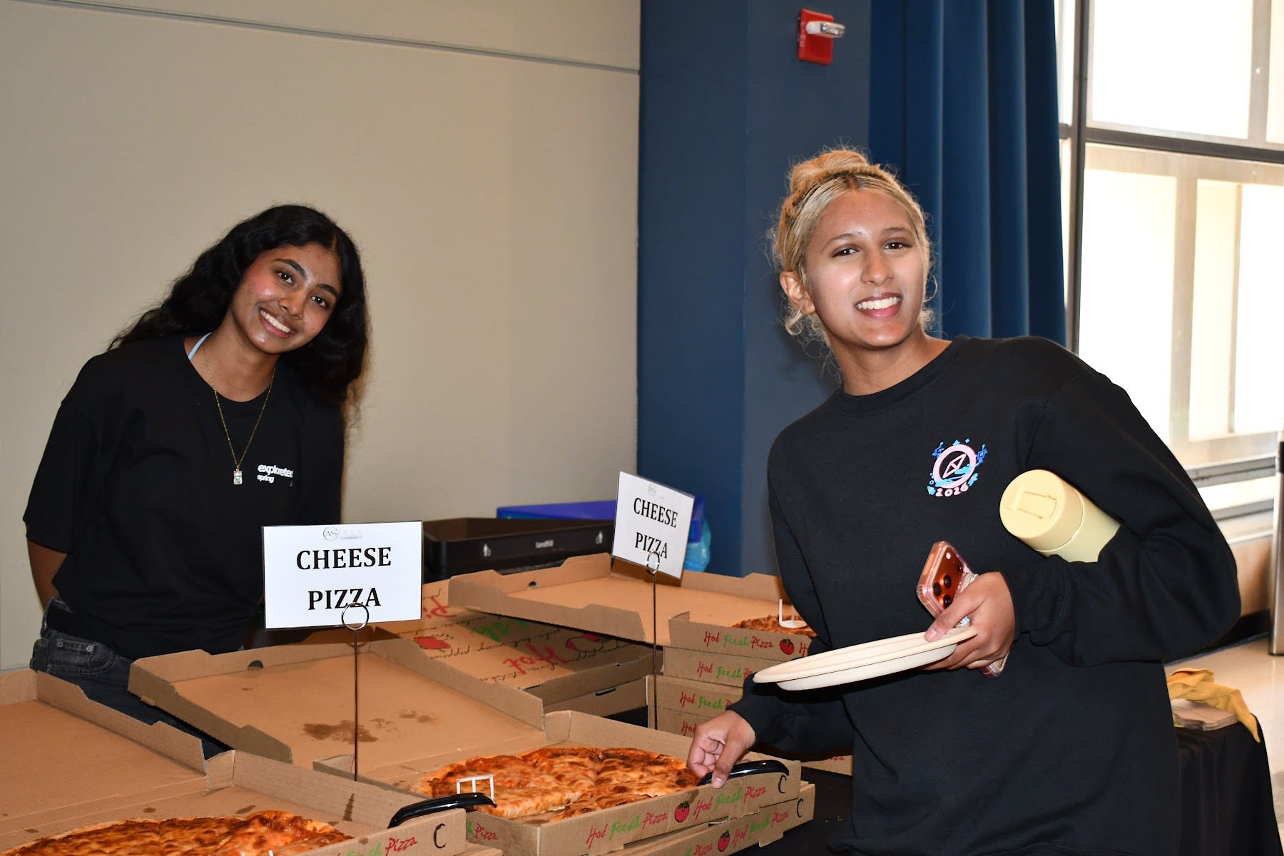 exploretech.la volunteers serving lunch to students