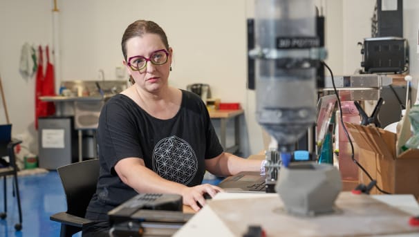 Image of computer science students sitting in front of a lobo statue