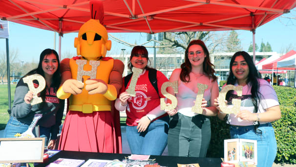 Students tabling for Phi Sigma Sigma