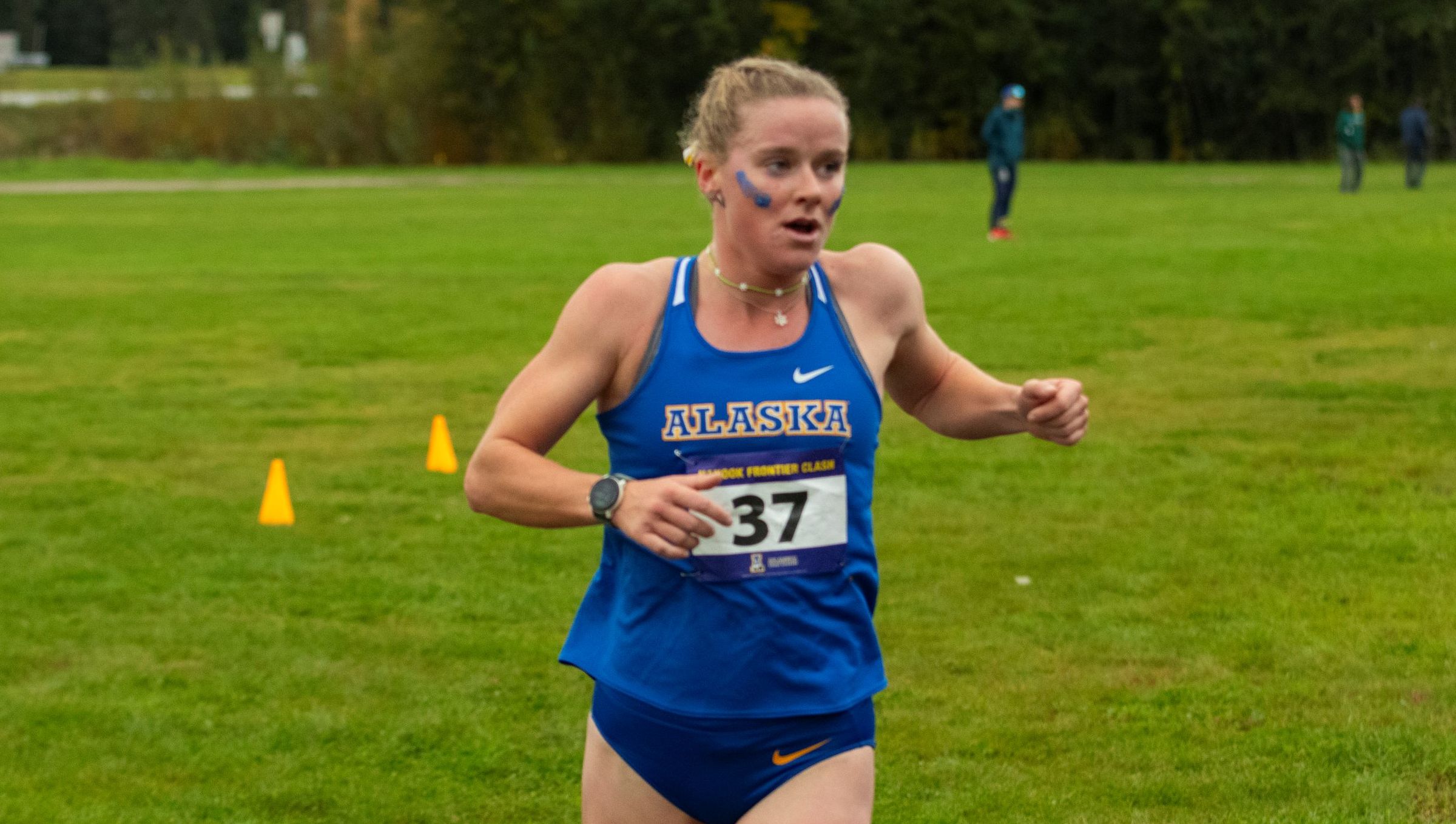 Rosie Fordham racing in the blue and gold meet.