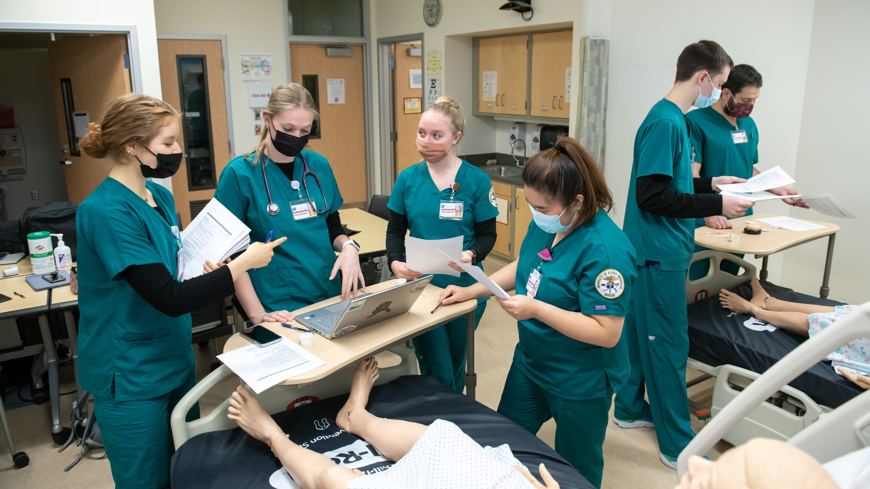 HSB NURSING SKILLS LAB, 6 NURSING STUDENTS WORKING ON SIMULATOR PATIENT