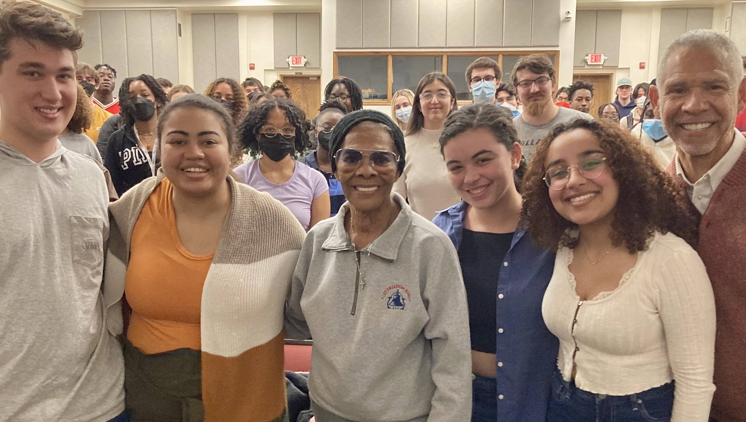 Dionne Warwick with students and Professor Scot Reese during a class visit