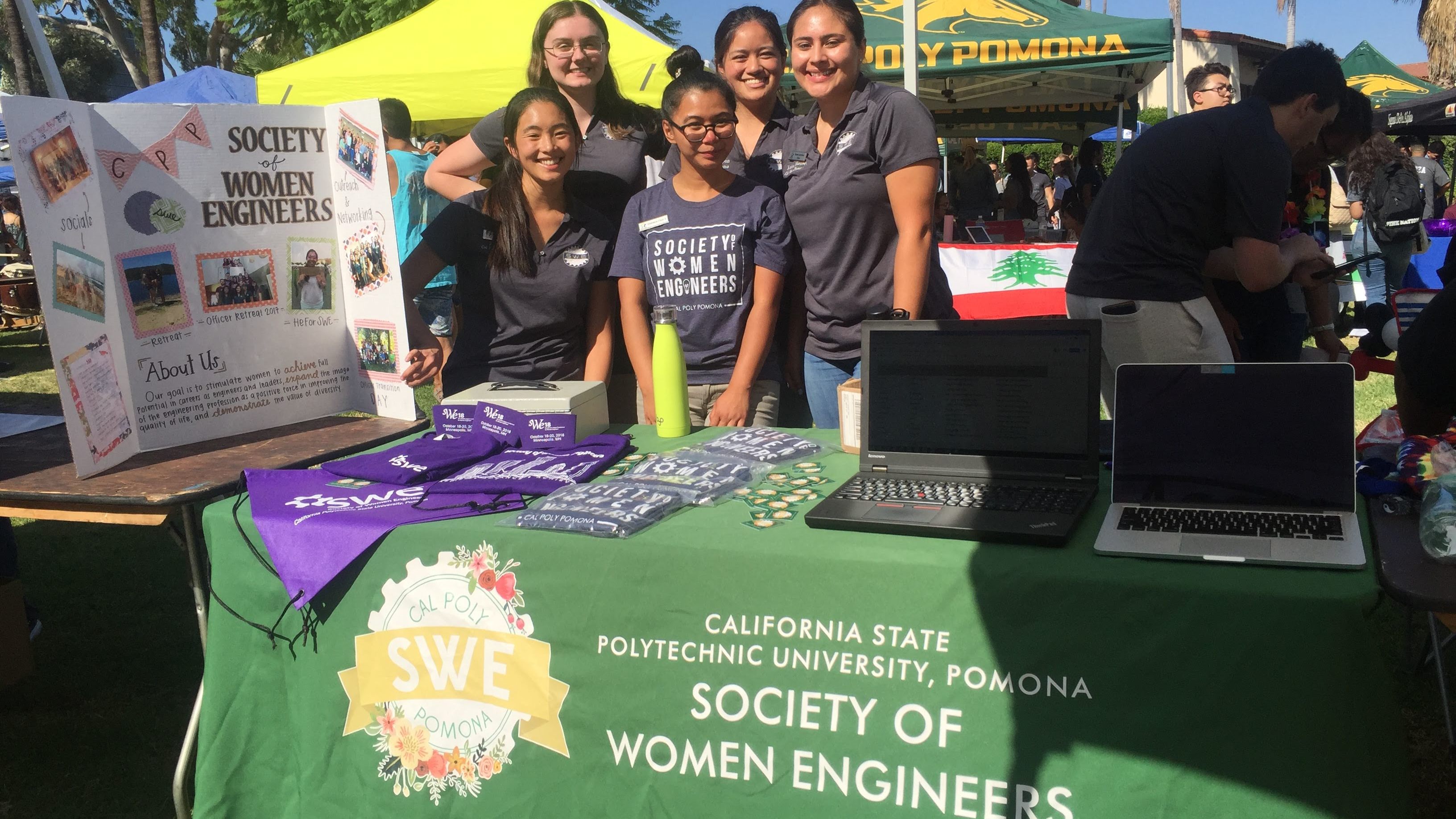 SWE Students Recruiting Freshmen and New Members at a Club Fair