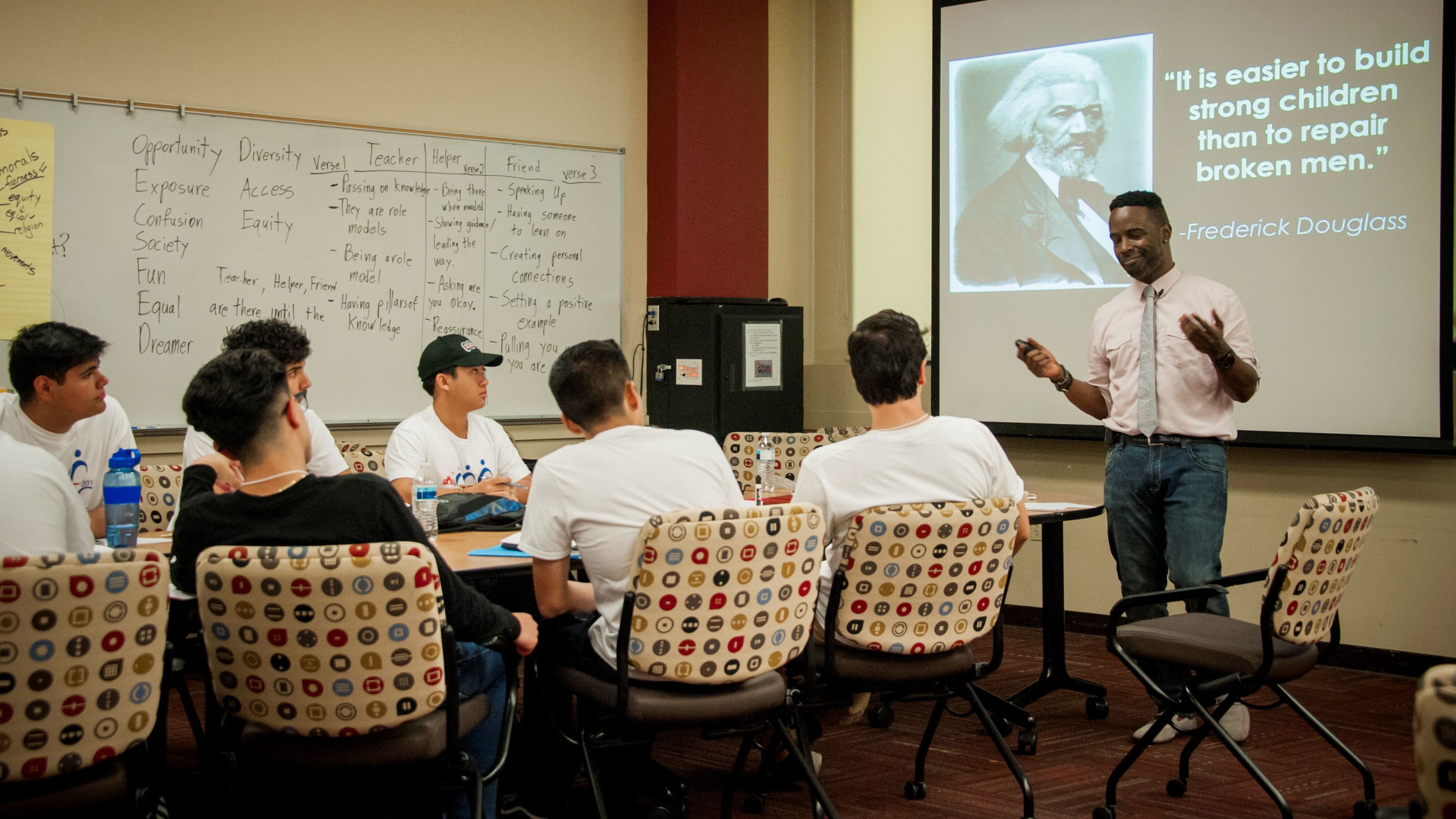 Professor leads discussion with students.