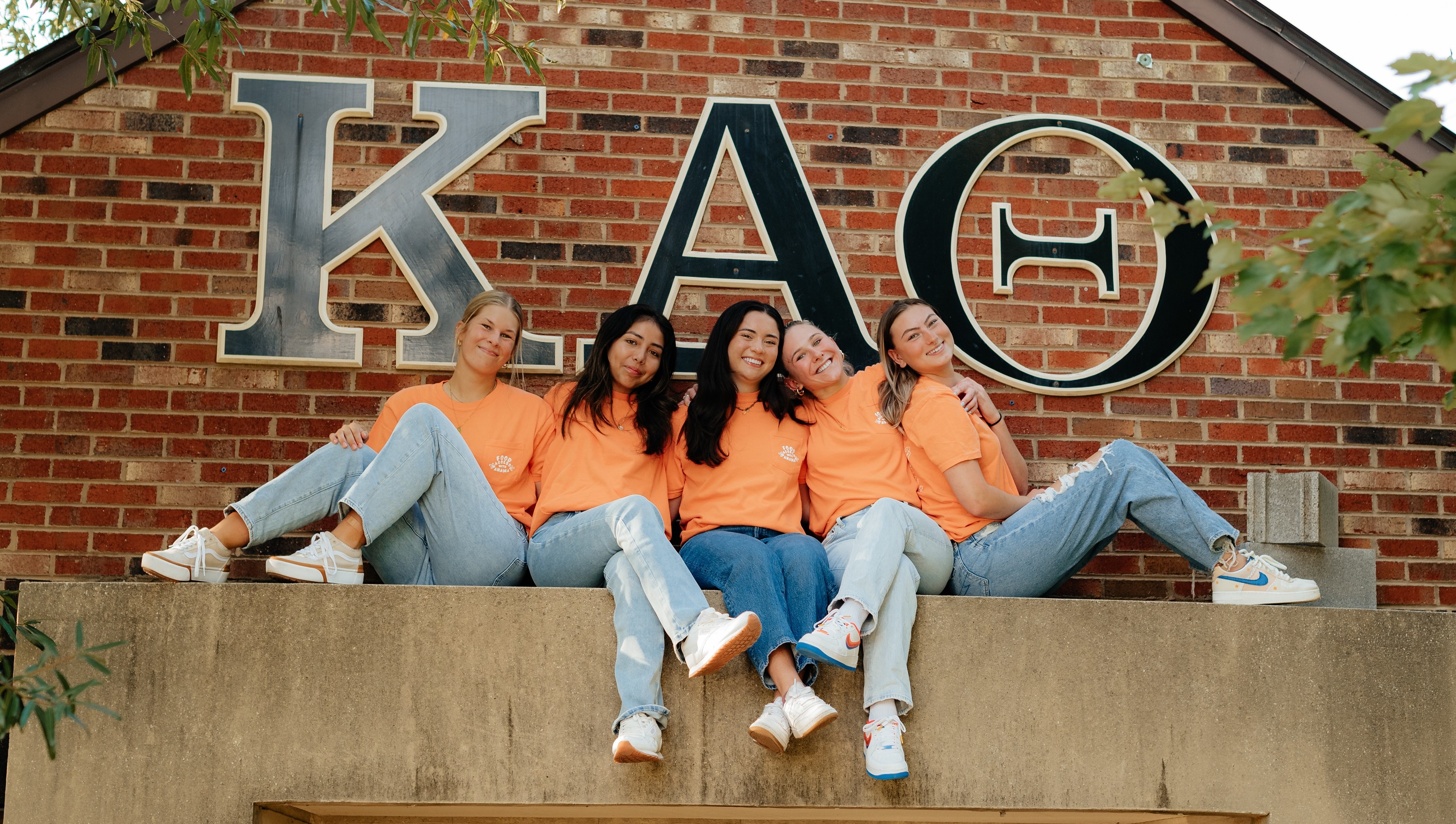 Kappa Alpha Theta sisters