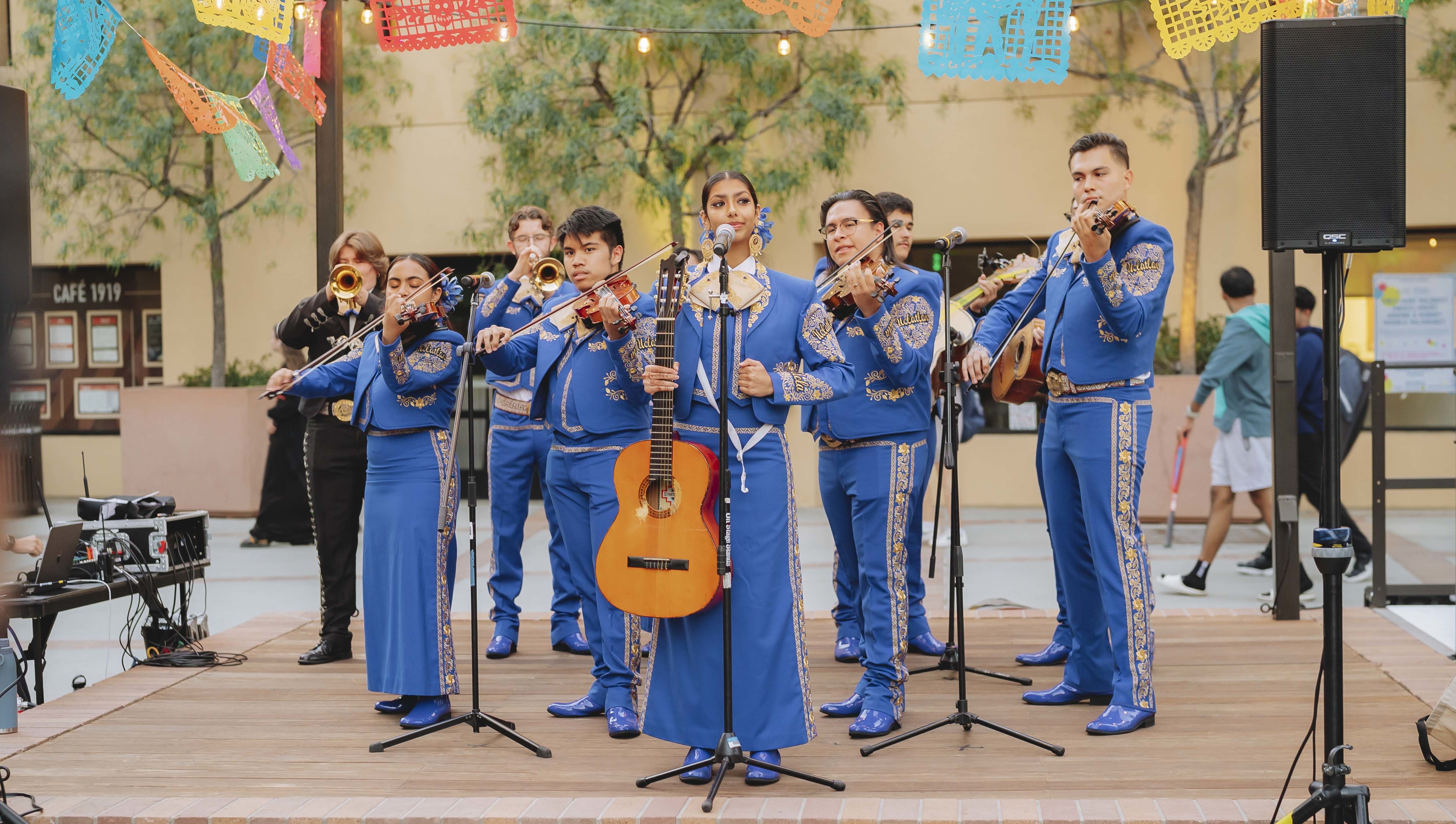 Mariachi de Uclatlán Group