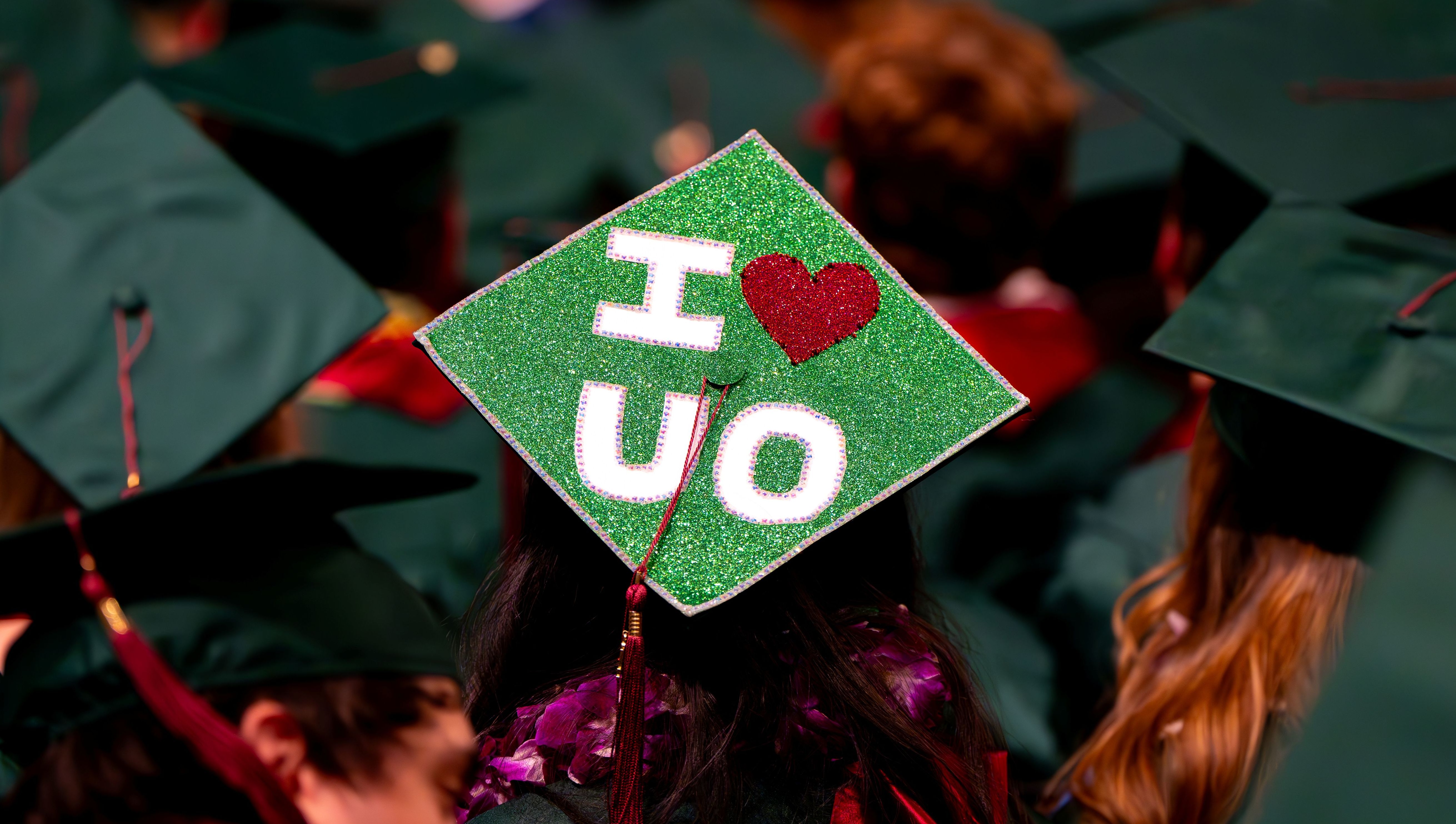 A graduation cap read "I Heart UO"