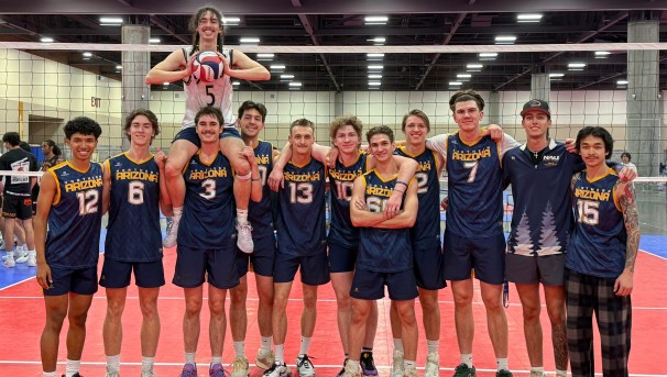 The 12 members of the team gathered for a group photo in front of the net after the last tournament.