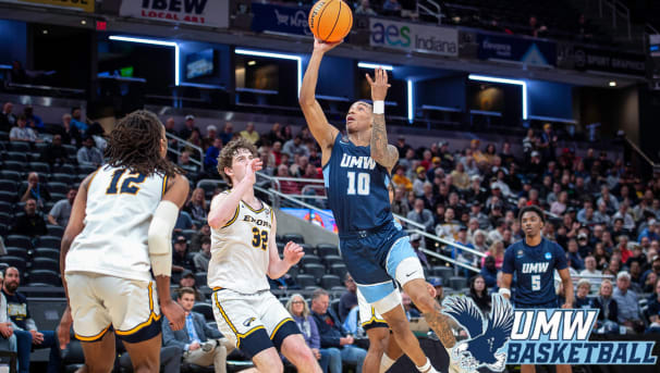 UMW men's basketball player going in for a layup