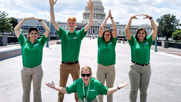 4-H students holding up O-H-I-O with their arms