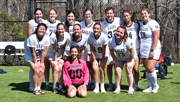 Group of students in UMW field hockey uniforms posing for picture