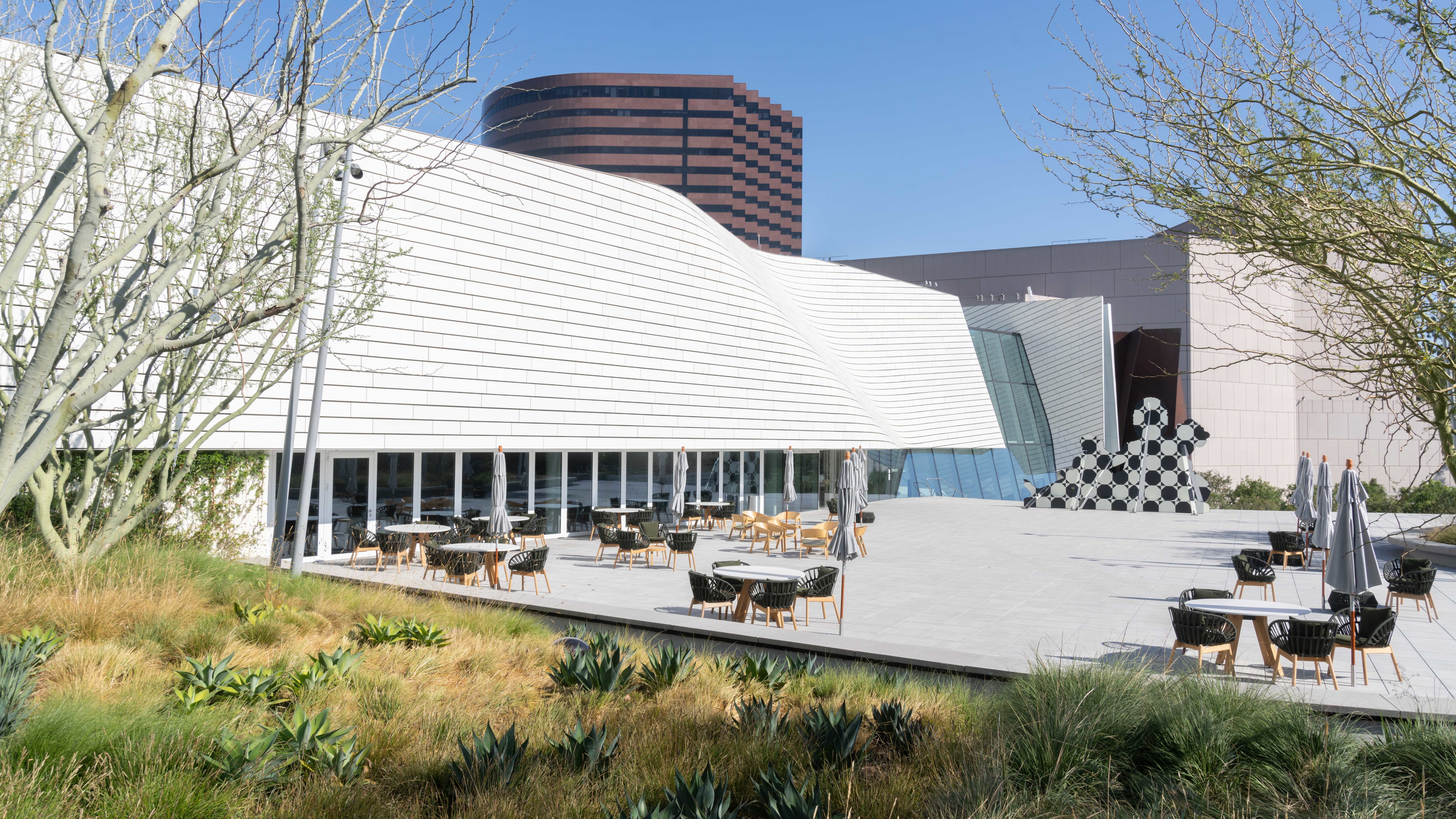 Exterior view of the UC Irvine Langosn Orange County Museum of Art and its deck