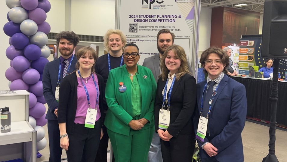 Western Urban Planners pose with APA President at 2024 Minneapolis conferece!