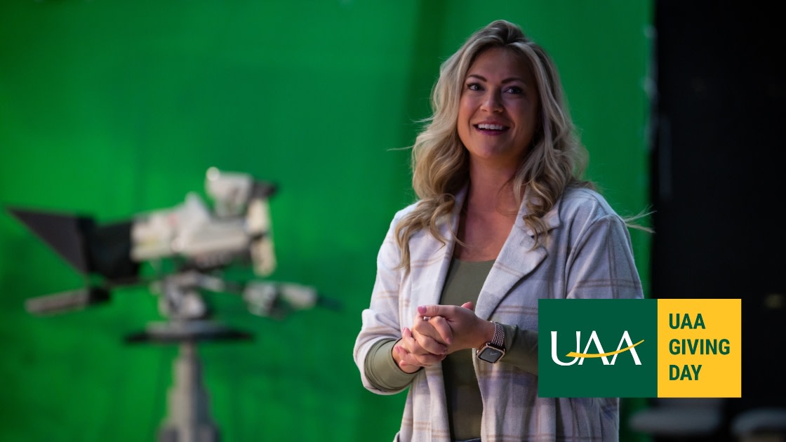 UAA JPC alum and Chicago WGN's first female sports anchor Lauren Magiera visits with JPC students
