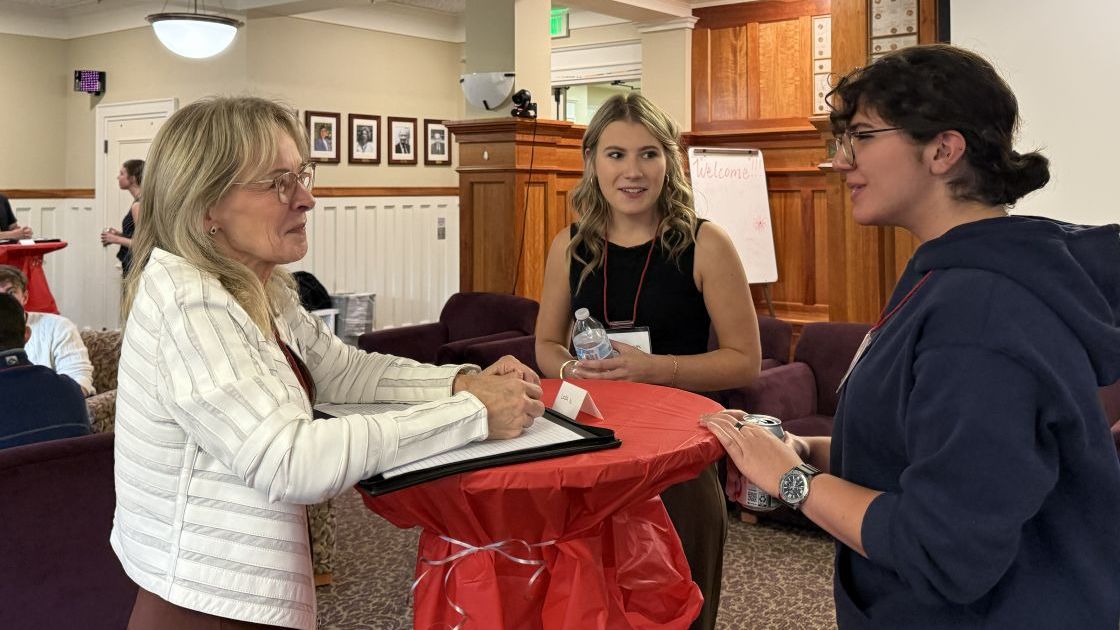 Honors Alumni-Linda Russo with student at Honors Networking event