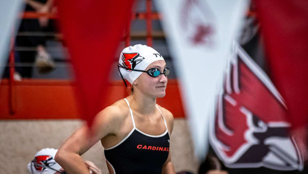 Women's Swimming & Diving Image