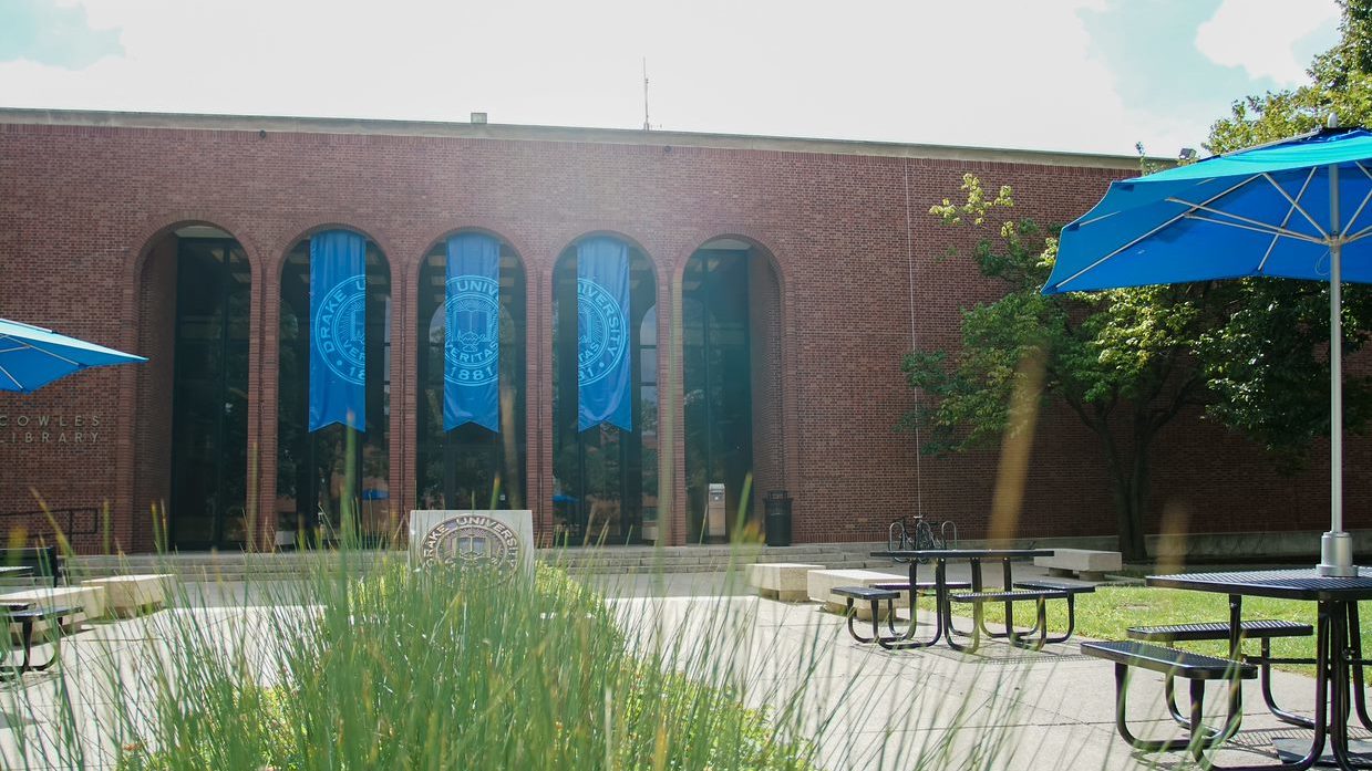 Cowles Library outside