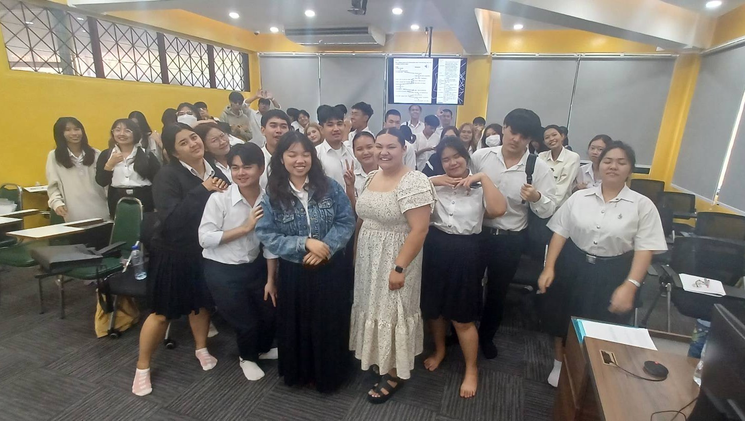 Lesli Fuentes with her students