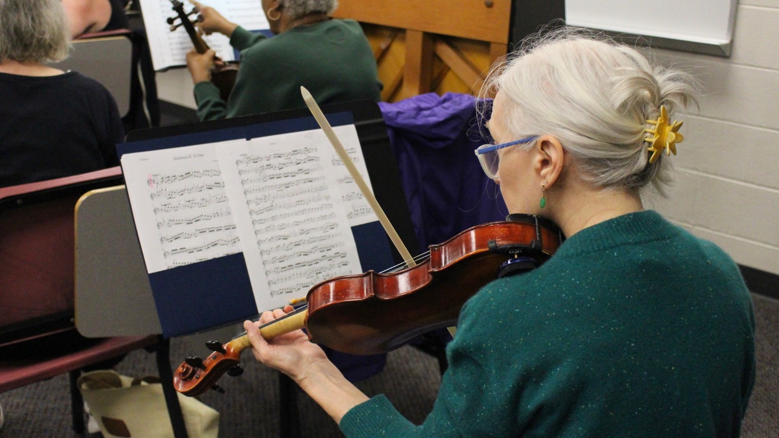 Woman in Butler Community Arts School playing the violin.