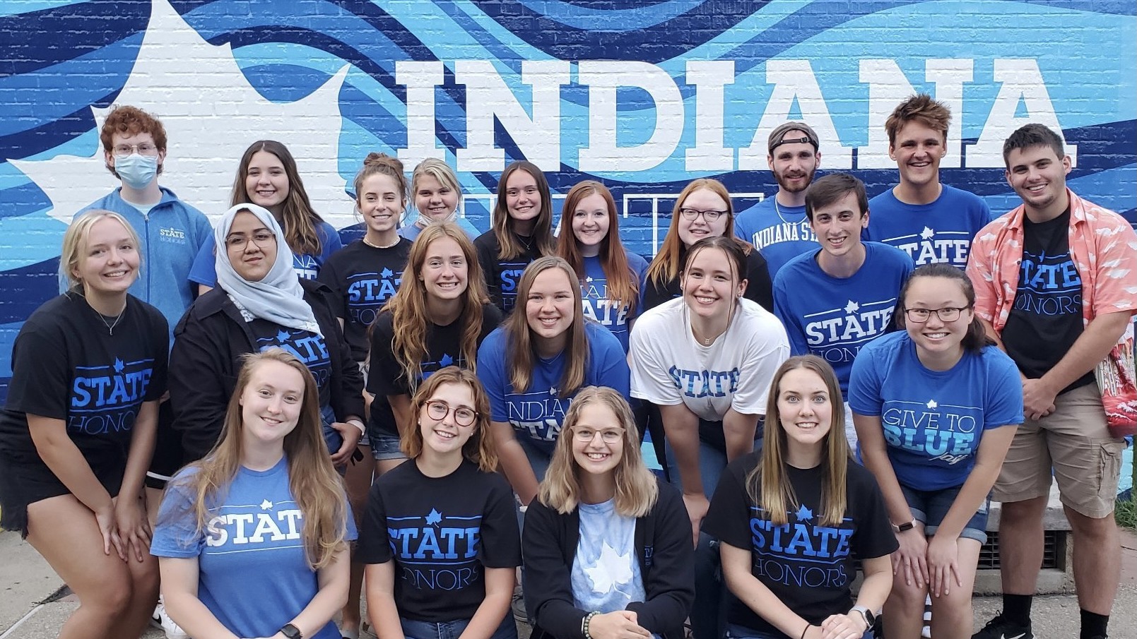 Image: 21 members of the Fall 2021 Honors Council in front of an ISU mural on campus.