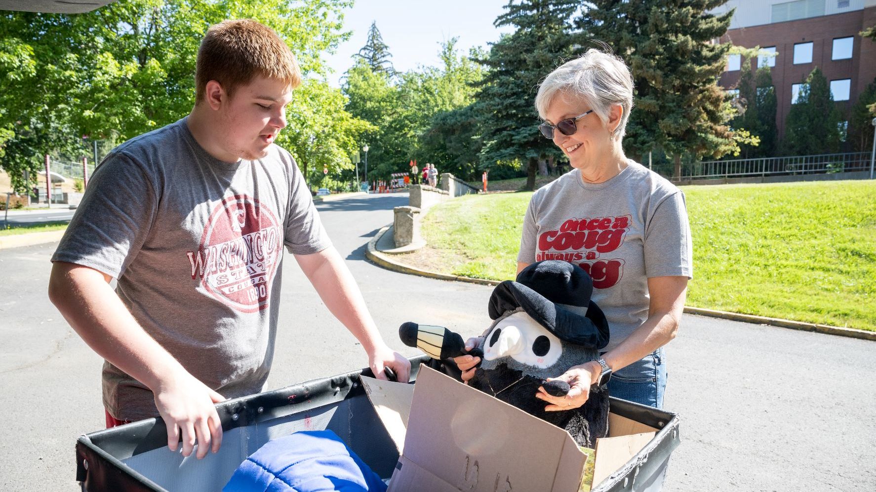 Chancellor Chilton with student with laundry cart on Move In Day