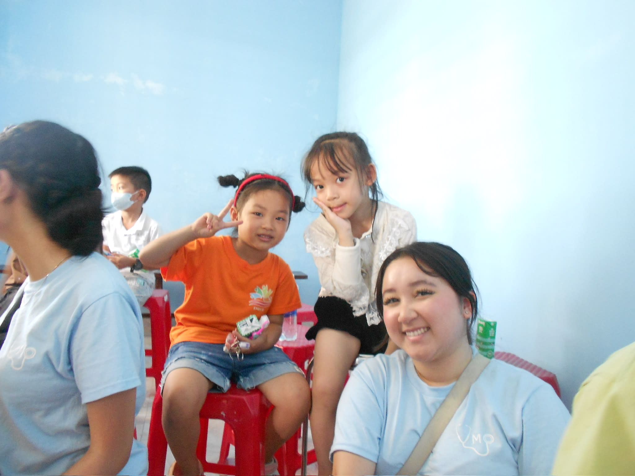 Caitlin and children at the Hep B clinic (Su25)