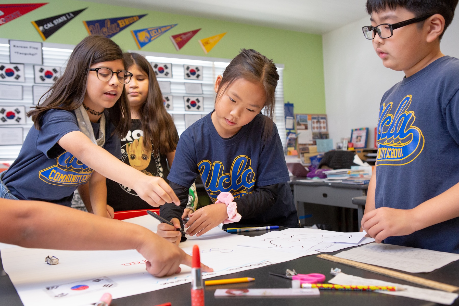 A group of kids working on a project

Description automatically generated