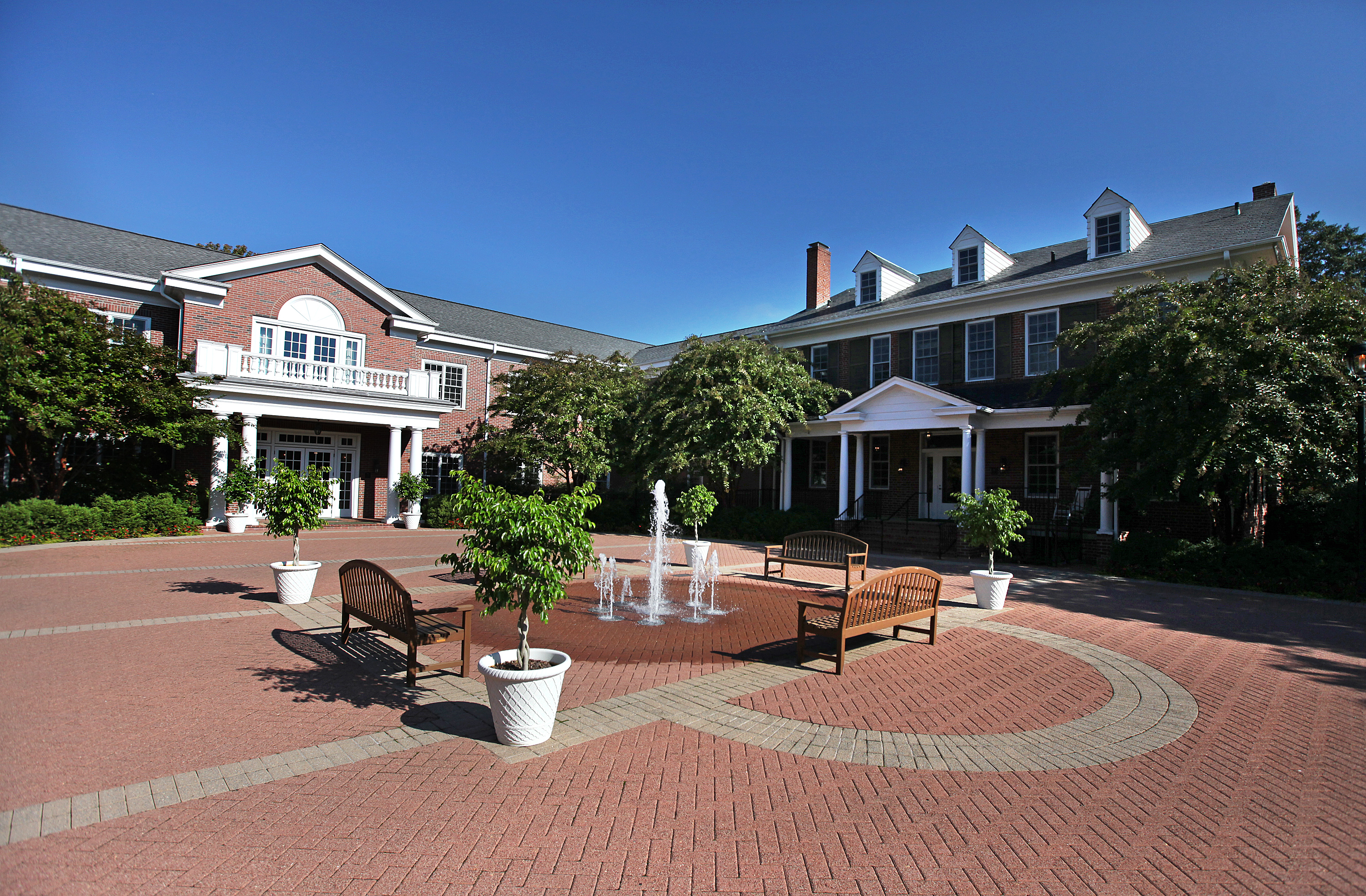 A photo of the Jepson Alumni Executive Center courtyard.