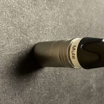 XLR-M med Pin2+3 kortsluttet, samt tekst MUTE på huset