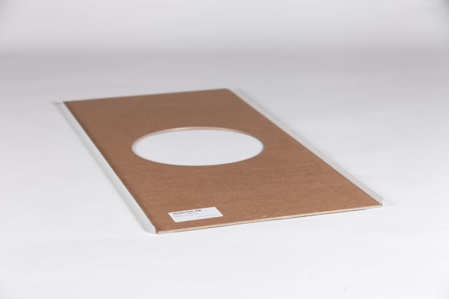 Papplate m/forsterkning, hviler på 2 profiler, 168mm hull