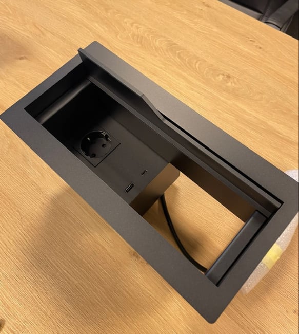 Bordbrønn med 1x230V,USB C+A lading, 4 pullout(2 kabler ink)