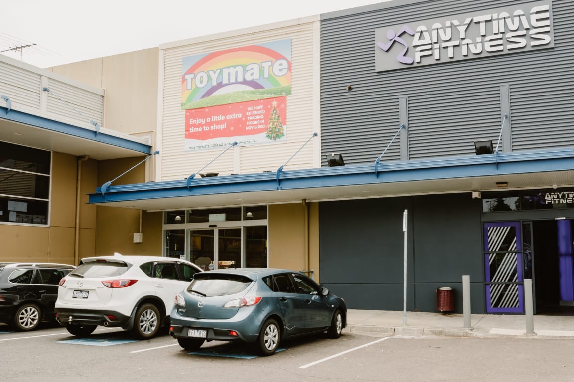 Toy shop fountain gate Clearance