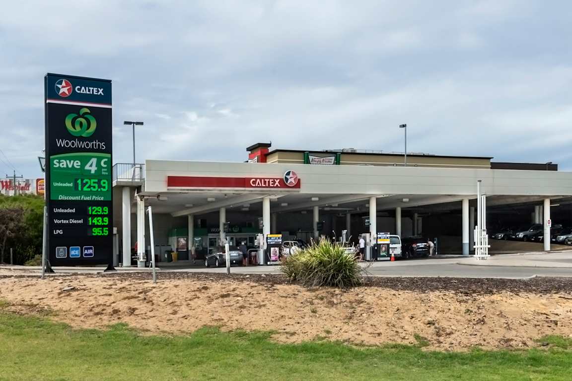 Foto pom bensin Woolworths pertama