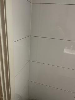 Innside bad. Termostaten er montert pu00e5 baksiden av denne veggen.