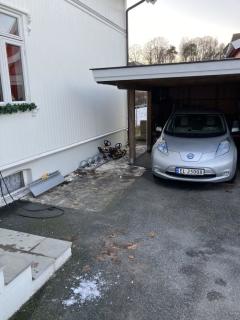 Nordside med carport som trolig mu00e5 rives for tilgang