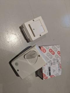 Innkju00f8pt bryter og fotocelle som kan brukes pu00e5 utelys