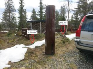 Bildet viser plassering av nytt fundament for den venstre stolpen, og stubben som skal fjernes.