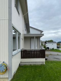 Tak over hovedinngang sett fra siden