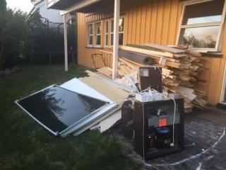 Riveavfall pu00e5 baksiden av huset, mu00e5 bu00e6res til forsiden.